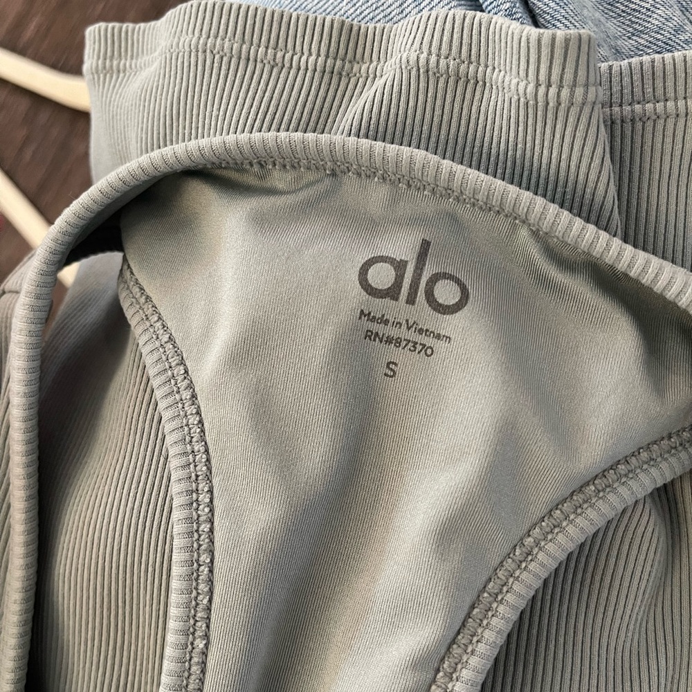 ALO Yoga Women's Charcoal Ribbed Tank Top - Picture 3 of 3